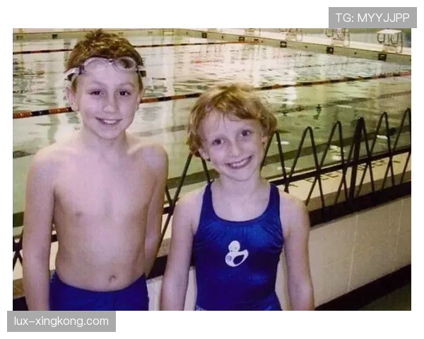 凯蒂·莱德基机场随拍：穿拖鞋背旧背包，手上的表能买我好几套房