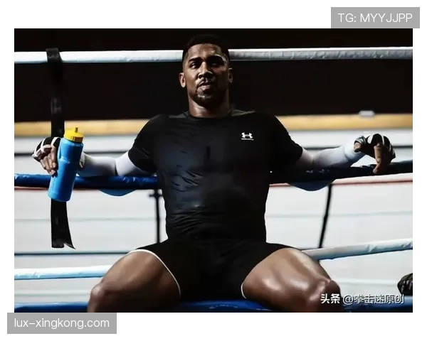 安东尼·约书亚又发居家照，拳王体格配五星级早餐，我这自律和银行卡被双重打脸